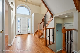 194 Pelican Ct in Holmdel, NJ - Foto de edificio - Building Photo