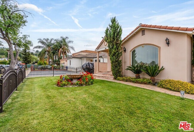 4937 Hesperia Ave in Los Angeles, CA - Building Photo - Building Photo