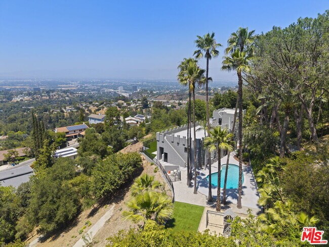 15851 Mulholland Pl in Los Angeles, CA - Building Photo - Building Photo
