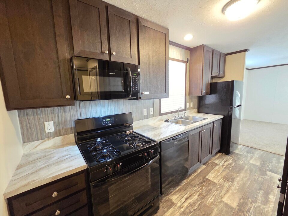 117 Beech in Highland, MI - Building Photo