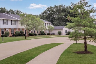 Westchester Townhomes in Westlake, OH - Foto de edificio - Building Photo