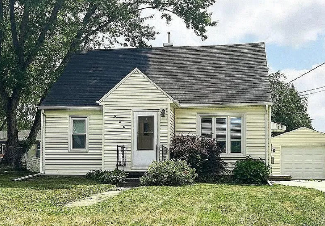 320 Eldora Rd in Hudson, IA - Foto de edificio