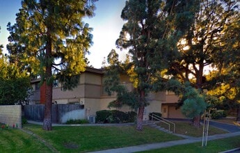 LAKEVIEW MANOR in Anaheim, CA - Building Photo - Building Photo