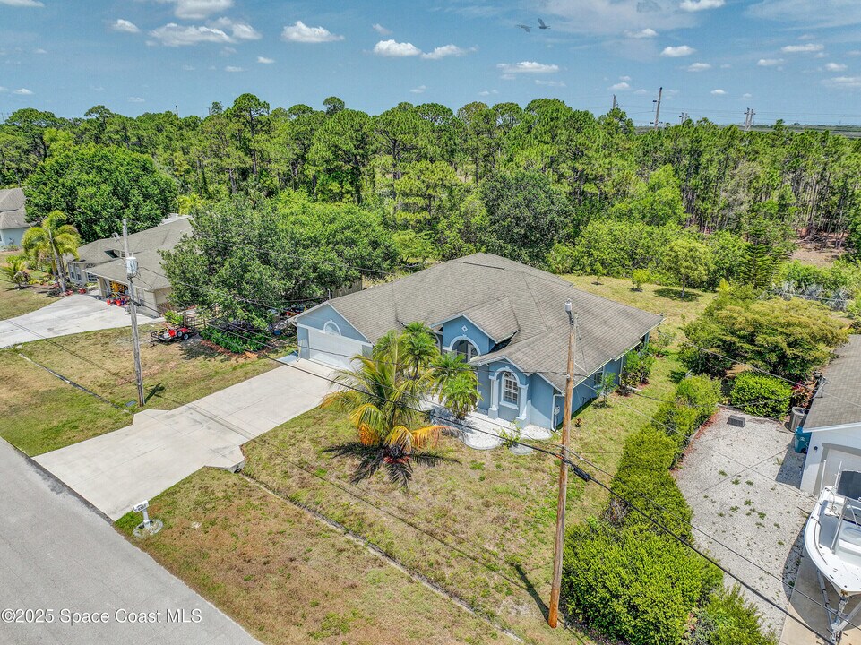 6107 NW Gause Ave in Port St. Lucie, FL - Building Photo