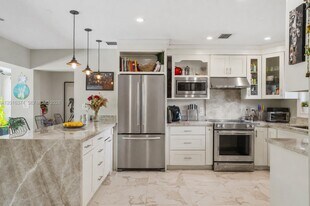7830 SW 53rd Pl in Miami, FL - Building Photo