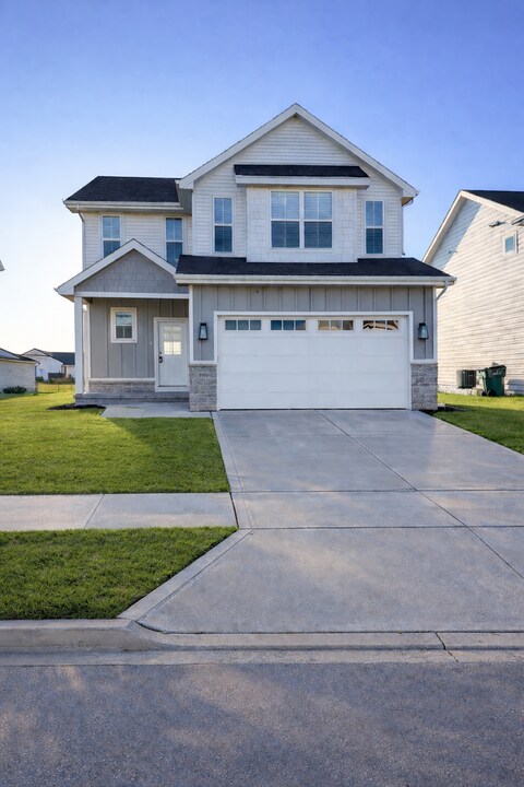 1505 NE Savana Dr in Grimes, IA - Building Photo