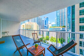 1200 Brickell Bay Dr in Miami, FL - Building Photo - Building Photo