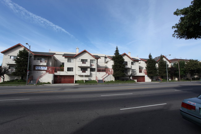 Desoto Pines in Canoga Park, CA - Foto de edificio - Building Photo