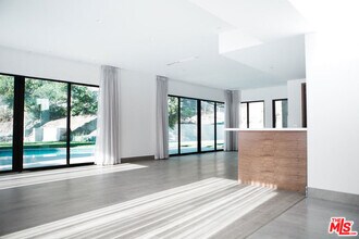 11200 Dona Lola Dr in Los Angeles, CA - Building Photo - Building Photo
