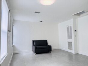 1021 NE 33rd St in Oakland Park, FL - Building Photo - Building Photo