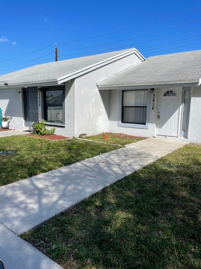 3816 Woodridge Terrace in Palm Springs, FL - Building Photo - Building Photo