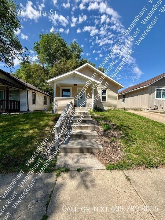 1326 E 4th St in Sioux Falls, SD - Building Photo