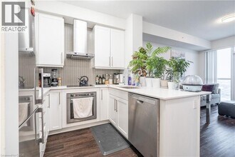 2087 Fairview St in Burlington, ON - Building Photo - Building Photo