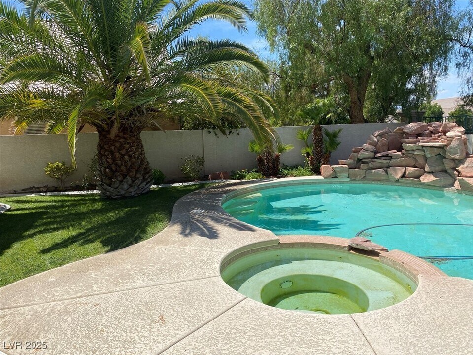 436 Beardsley Cir in Henderson, NV - Building Photo