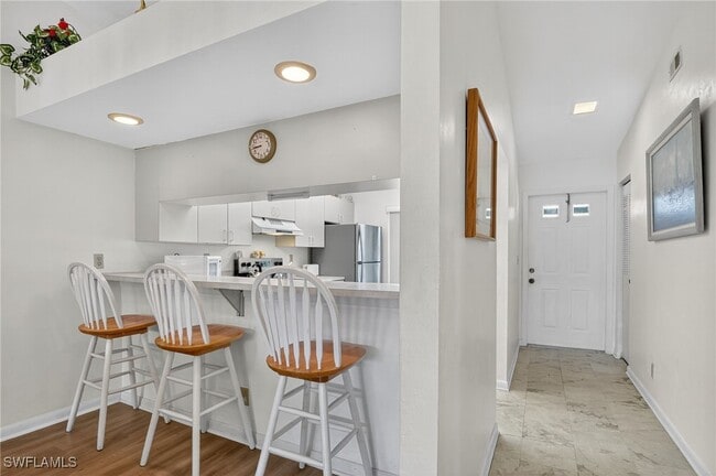 4210 Looking Glass Ln