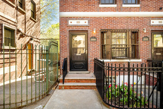233 Brooklyn Ave in Brooklyn, NY - Foto de edificio - Building Photo