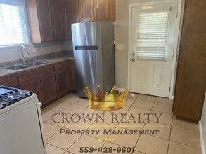 561 S Elm St in Pixley, CA - Building Photo - Building Photo