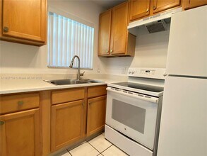 1638 Embassy Dr in West Palm Beach, FL - Building Photo - Building Photo