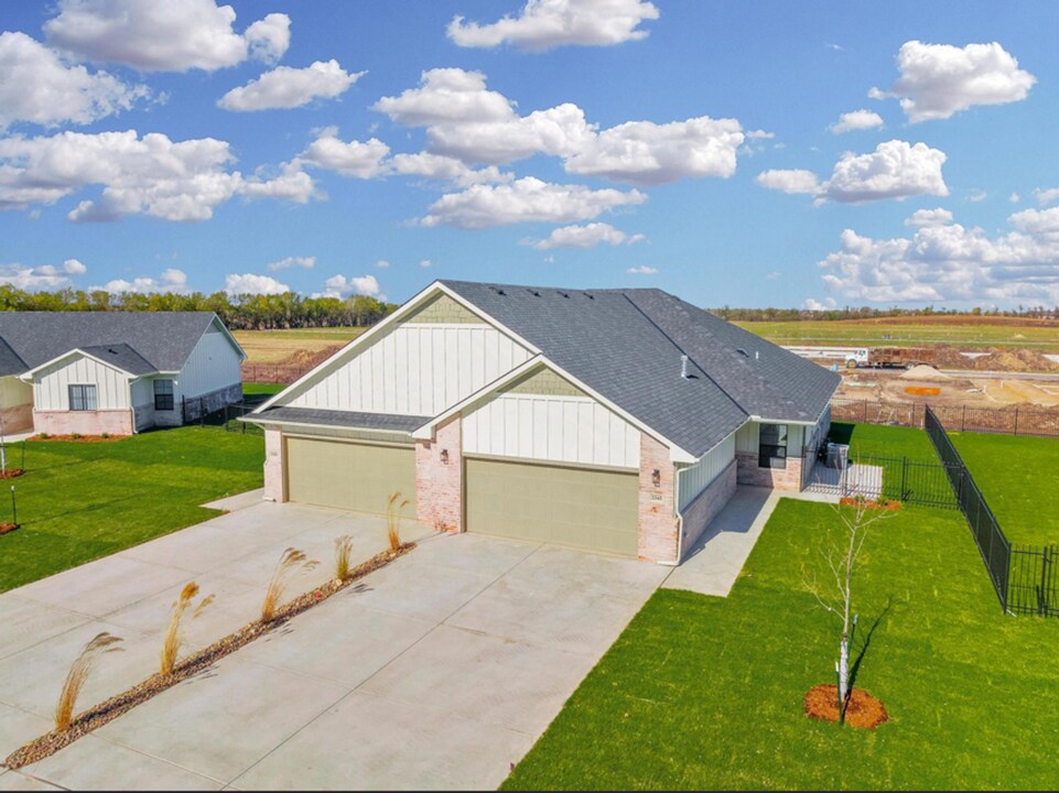 2327 S Spg Hl Ct in Goddard, KS - Building Photo