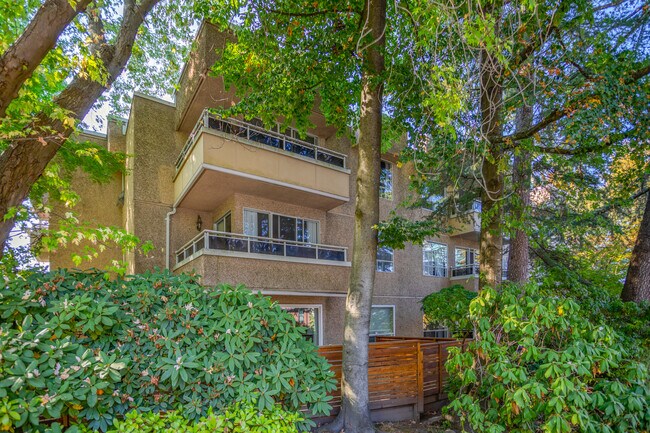 Landmark Sunset in Vancouver, BC - Building Photo - Building Photo