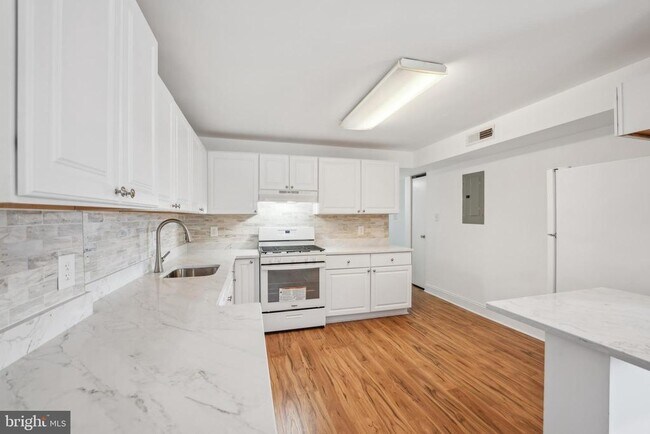 18808 Walkers Choice Rd in Gaithersburg, MD - Building Photo - Building Photo