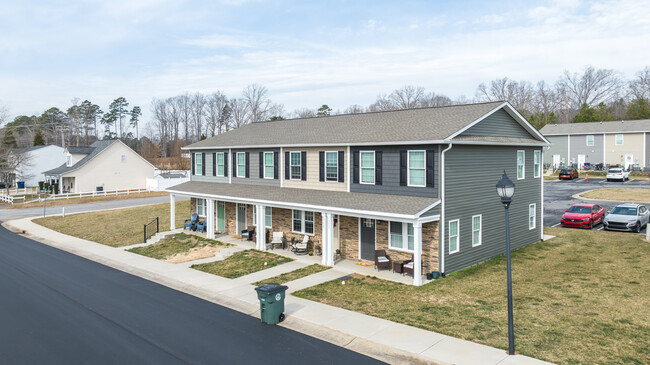 1579 Oak Leaf Dr NW in Hickory, NC - Building Photo - Building Photo