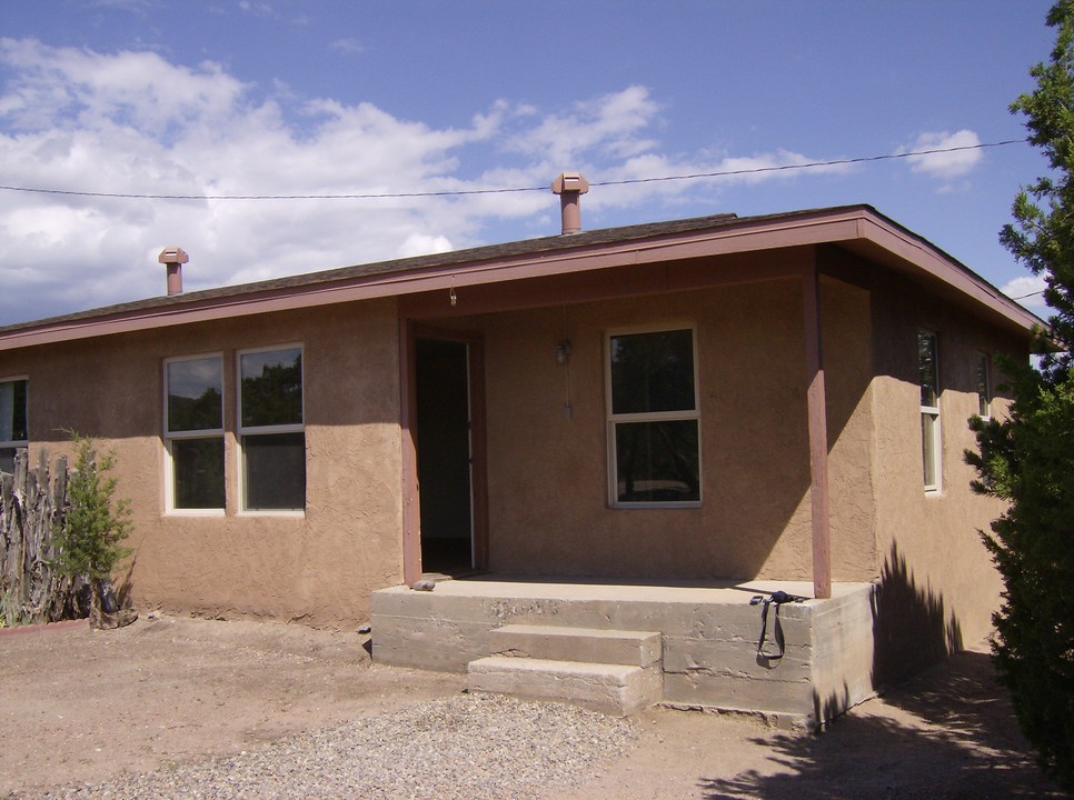 Wagonwheel Lane Compound in Santa Fe, NM - Building Photo