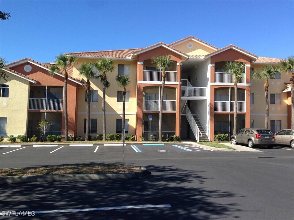 6360 Aragon Way in Ft. Myers, FL - Building Photo