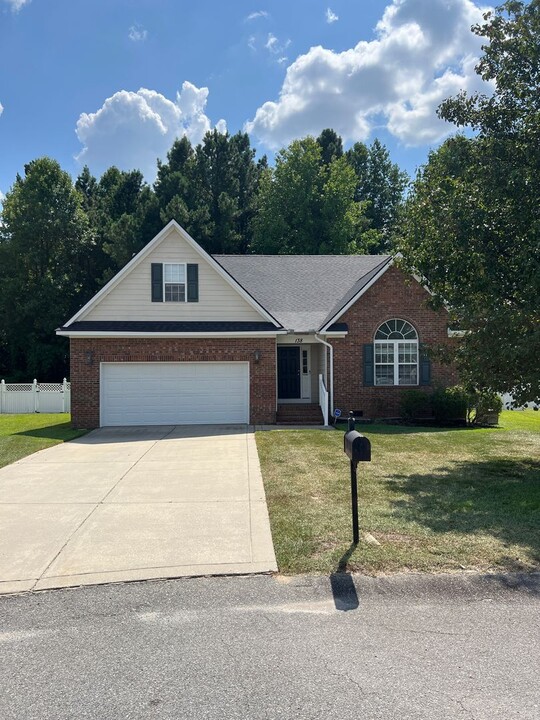 138 Dunbar Ct in Raeford, NC - Foto de edificio