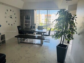 10700 NW 66th St in Doral, FL - Building Photo - Building Photo