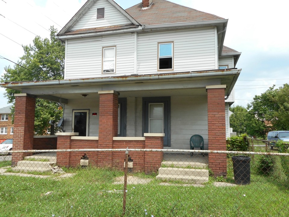 1202 E Washington St in Indianapolis, IN - Foto de edificio