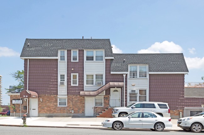 21404 18th Ave in Bayside, NY - Foto de edificio - Building Photo