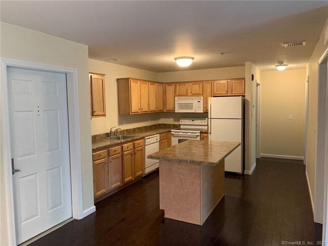 24 Pratt St in Southington, CT - Building Photo - Building Photo