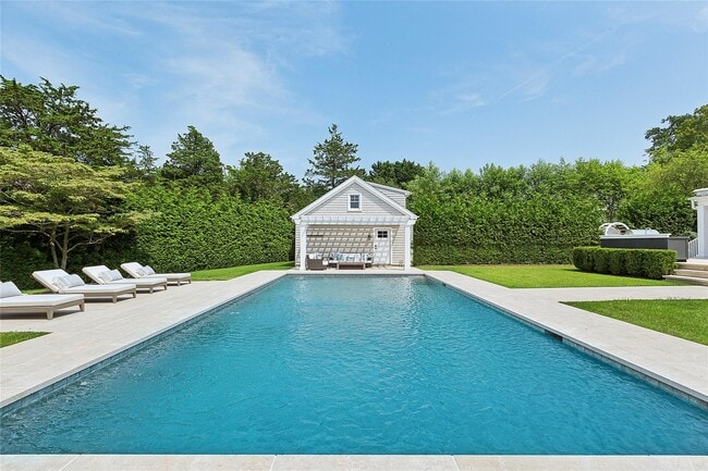 150 Harvest Ln in Southampton, NY - Building Photo - Building Photo