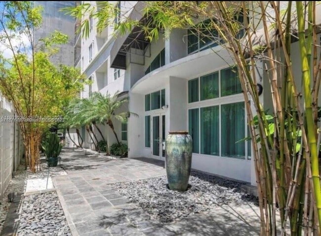 234 NE 3rd St, Unit 608 in Miami, FL - Foto de edificio - Building Photo