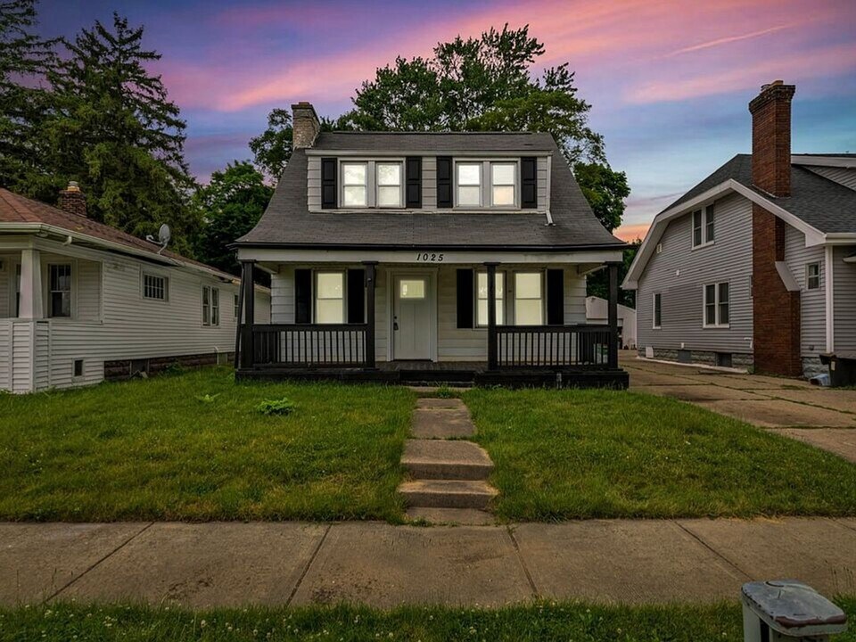 1025 Gladwyn St in Flint, MI - Building Photo