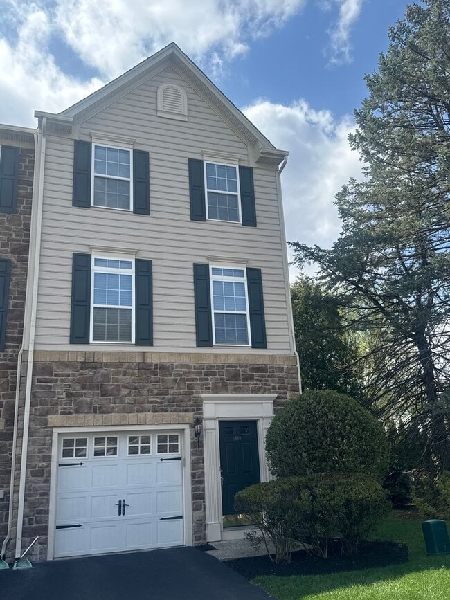 property at 1600 Oakridge Ln