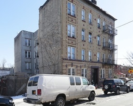 361 Miller Ave in Brooklyn, NY - Foto de edificio - Building Photo