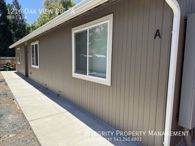 property at 1216 Oak View Dr