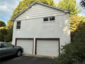 129 Buttonball Rd in Orange, CT - Building Photo - Building Photo