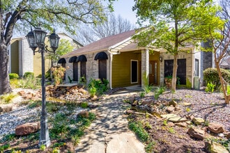 Redbird Trails in Dallas, TX - Foto de edificio - Building Photo