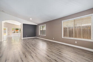 8736 Glacier Point Dr in Stockton, CA - Foto de edificio - Building Photo