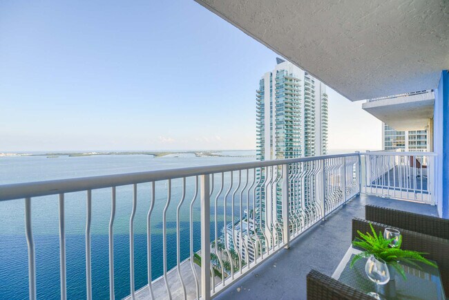 1200 Brickell Bay Dr in Miami, FL - Building Photo - Building Photo