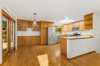 15609 NE 53rd St in Redmond, WA - Building Photo - Building Photo