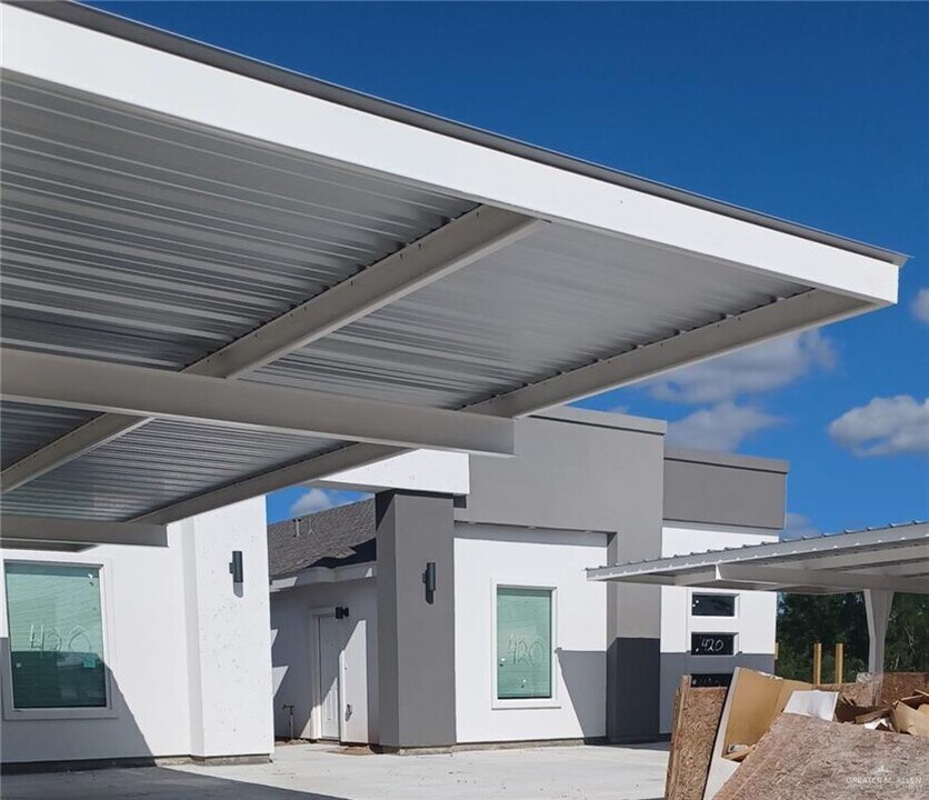 425 E Acacia Ave, Unit 2 in Alamo, TX - Building Photo