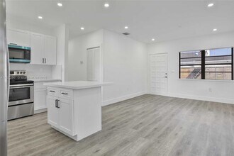 2724 SW 34th Ct in Miami, FL - Building Photo - Building Photo