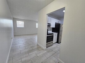 400 NE 1st St in Hallandale Beach, FL - Building Photo