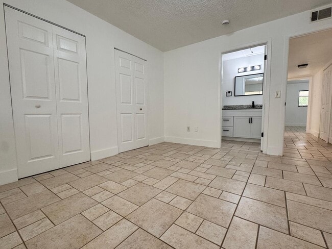 property at 725 Northlake Blvd