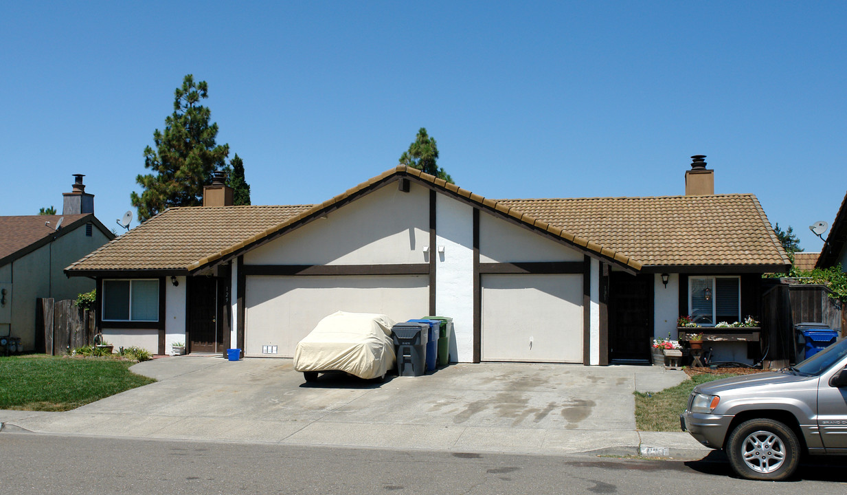 129 Bond Ave in Petaluma, CA - Building Photo