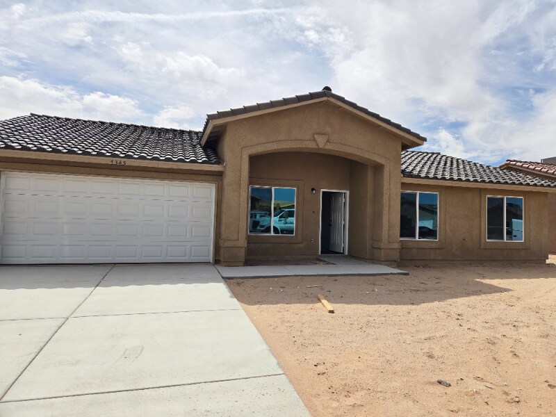 7345 E 45th Pl in Yuma, AZ - Foto de edificio